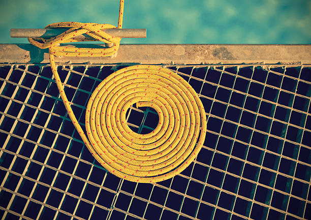 retro fondo marino en tonos hecho de anclaje metálico en el muelle. - moored nautical equipment circle rope fotografías e imágenes de stock