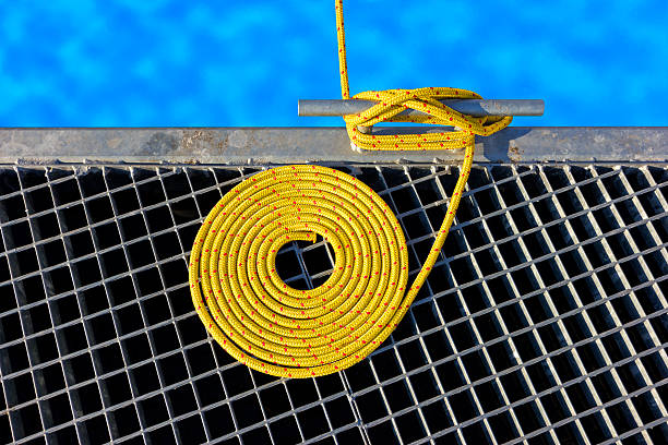 fondo marino hecho de anclaje metálico con una grapa. - moored nautical equipment circle rope fotografías e imágenes de stock