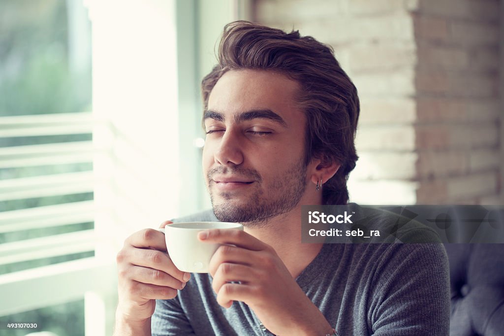 Junger Mann, trinkt Kaffee im Café - Lizenzfrei Kaffee - Getränk Stock-Foto