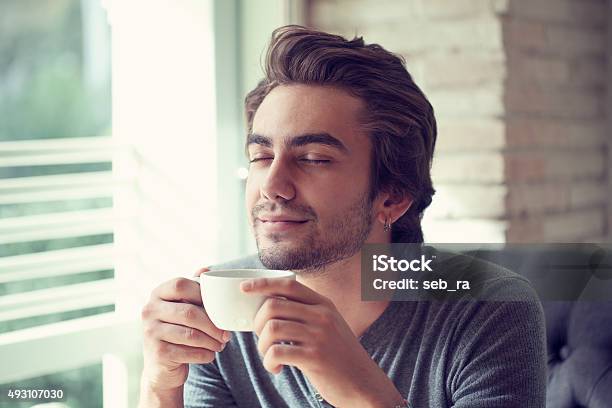 Junger Mann Trinkt Kaffee Im Café Stockfoto und mehr Bilder von Kaffee - Getränk - Kaffee - Getränk, Männer, Vergnügen