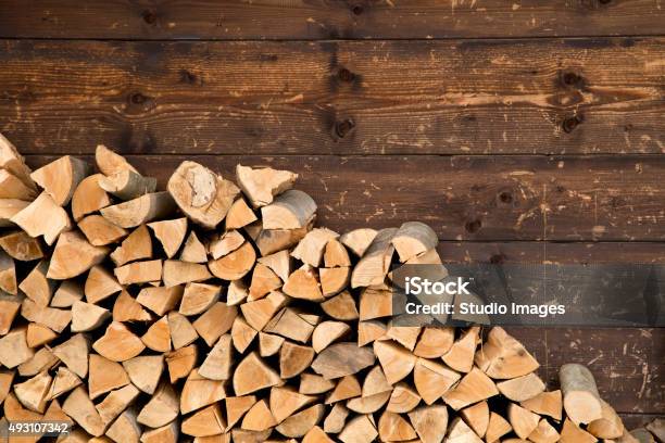 Brennholz Stockfoto und mehr Bilder von Brennholz - Brennholz, Holz, Kamin - Gebäudeteil