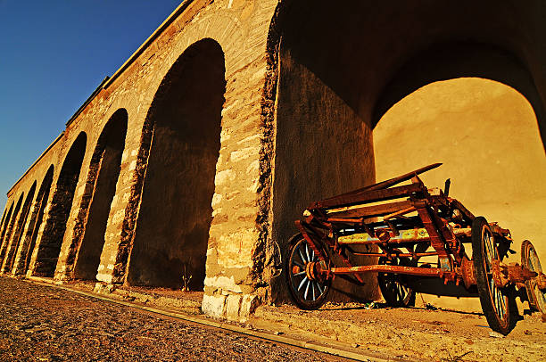 historyczne jakość i koszyka. - tumbrel zdjęcia i obrazy z banku zdjęć