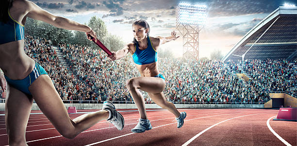 running fahren sie auf dem olympic stadium - staffel stock-fotos und bilder