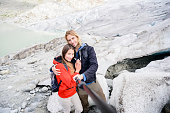 mountain-fu%C3%9F-paar-nehmen-foto-unter