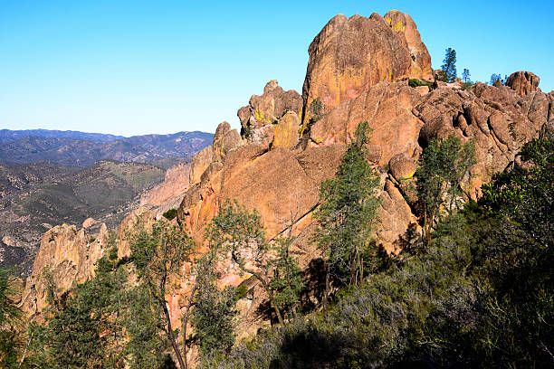 pinnacles национальный парк - soledad стоковые фото и изображения