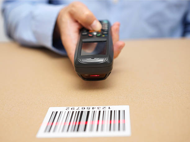 창고 기술자 inspects 재고 보관 바코드 판독기 - bar code reader 뉴스 사진 이미지