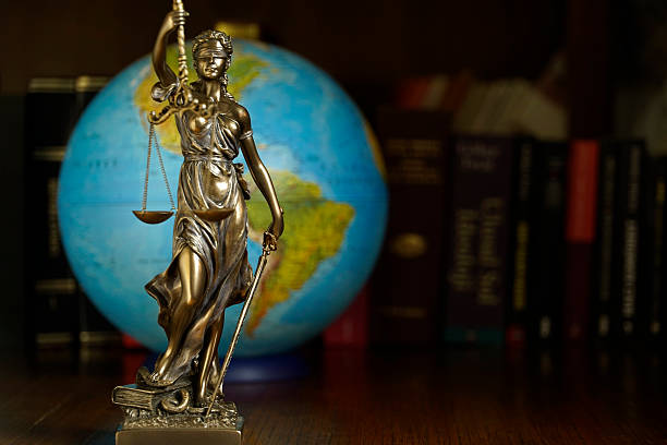 mundo de justiça - statue of justice symbol justice law imagens e fotografias de stock