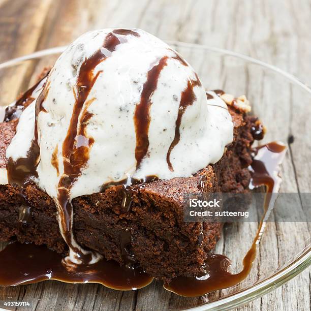 Brownie Mit Eis Stockfoto und mehr Bilder von Brownie - Brownie, Speiseeis, Kälte