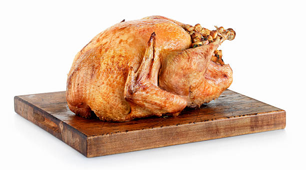 gebratener truthahn auf ein schneidebrett - roast turkey stock-fotos und bilder