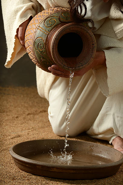 Detalle de jesús vertiendo agua - foto de stock