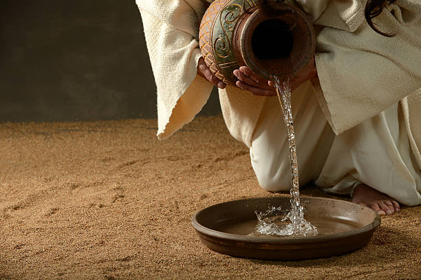 jésus à verser de l'eau - aller de lavant photos et images de collection