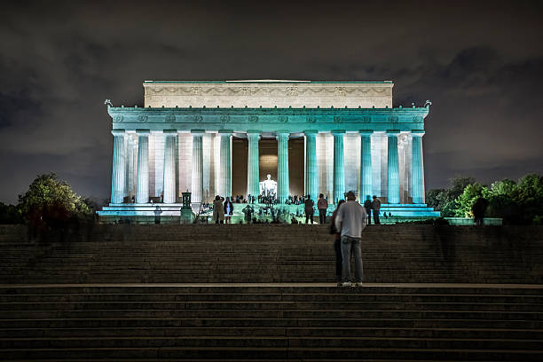 lincoln memorial bei nacht - lincoln memorial washington dc people abraham lincoln stock-fotos und bilder