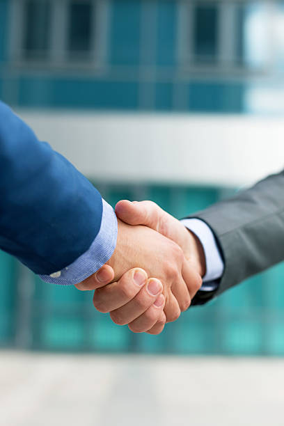 stringersi la mano - handshake human hand business relationship business foto e immagini stock