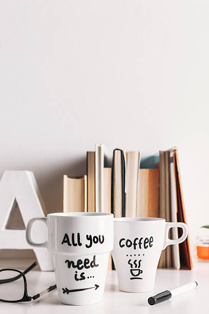 dois caneca branca de café com decoração personalizado. - isolated on white breakfast cafe office imagens e fotografias de stock