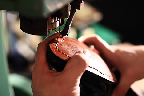 calzolaio sews scarpe - dress shoe foto e immagini stock