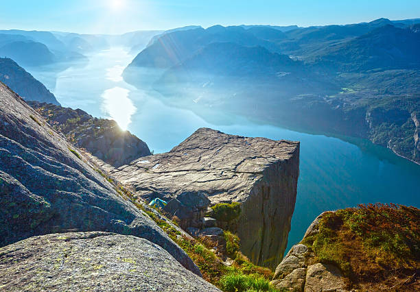 preikestolen riesigen klippen (norwegen) - lysefjord stock-fotos und bilder