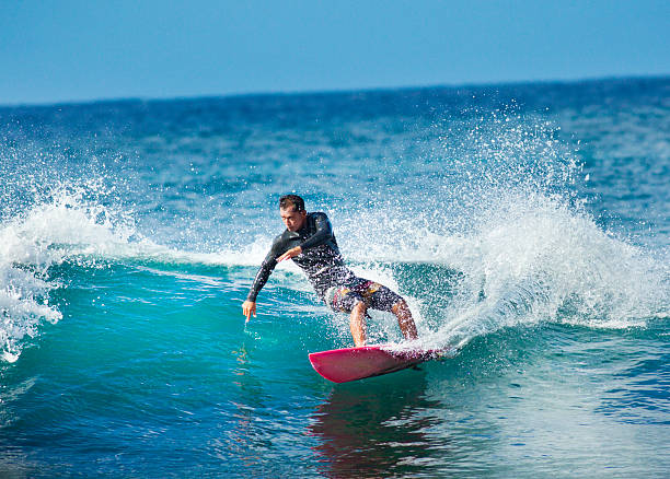 surf a kauai, hawaii - big wave surfing foto e immagini stock