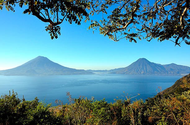 vulcano グアテマラアティト��ラン湖の景観 - rickety ストックフォトと画像