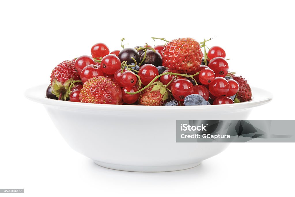 Cerezas frescas en tazón de jardín - Foto de stock de Alimento libre de derechos