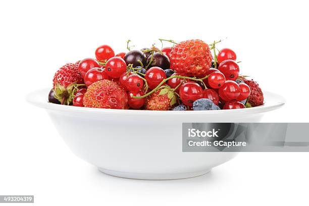 Foto de Tigela De Frutas Vermelhas Frescas Em e mais fotos de stock de Alimentação Saudável - Alimentação Saudável, Baga - Fruta, Branco