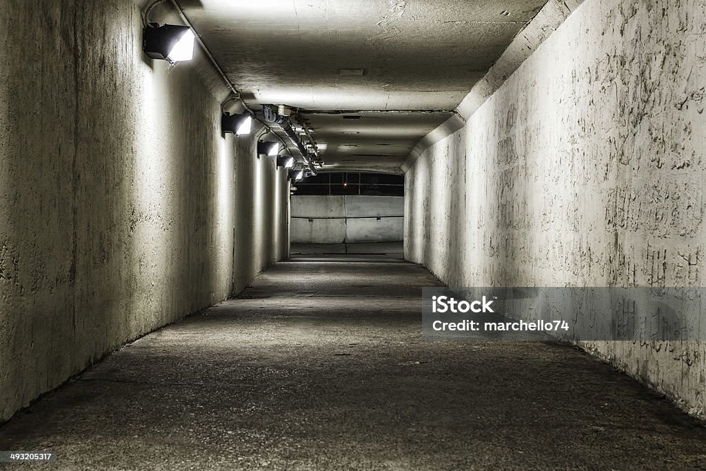 Vacío del túnel en la noche - Foto de stock de Abandonado libre de derechos