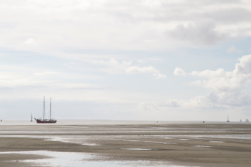Barcos en el mar de Wadden (Terschelling) en Contraluz luz photo