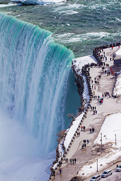 ナイアガラの滝からタワー - niagara river ストックフォトと画像