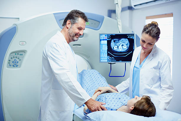 doctors preparing patient for ct scan in hospital - cat scan mri scanner healthcare and medicine medical exam fotografías e imágenes de stock