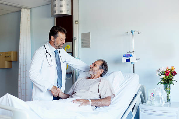 doctor greeting patient in hospital ward - hospital patient doctor bed ストックフォトと画像