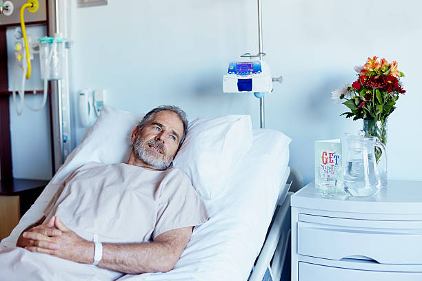 thoughtful man relaxing in hospital ward - 4721 뉴스 사진 이미지