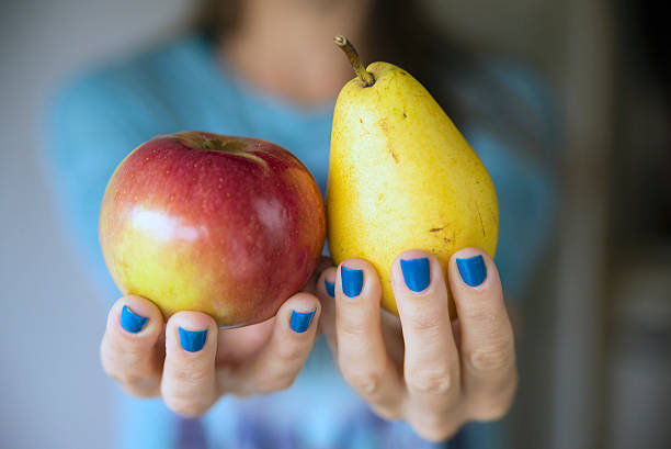 una mela e una pera - two pears foto e immagini stock