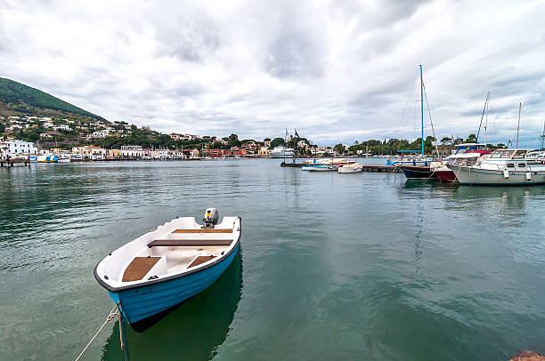 лодка и гавань в остров искья, италия. - ischia island campania nautical vessel harbor стоковые фото и изображения