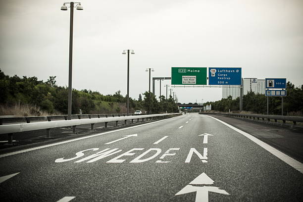 road をオーレスンブリッジスウェーデンにサイン - öresund ストックフォトと画像