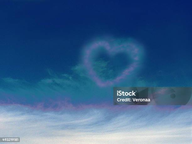 Cloud En Forma De Corazón Foto de stock y más banco de imágenes de Abstracto - Abstracto, Amor - Sentimiento, Azul