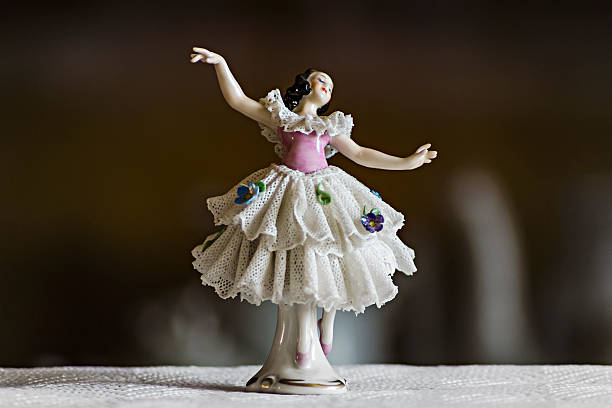 pequeña estatuilla del premio cerámico bailarín - porcelana fotografías e imágenes de stock