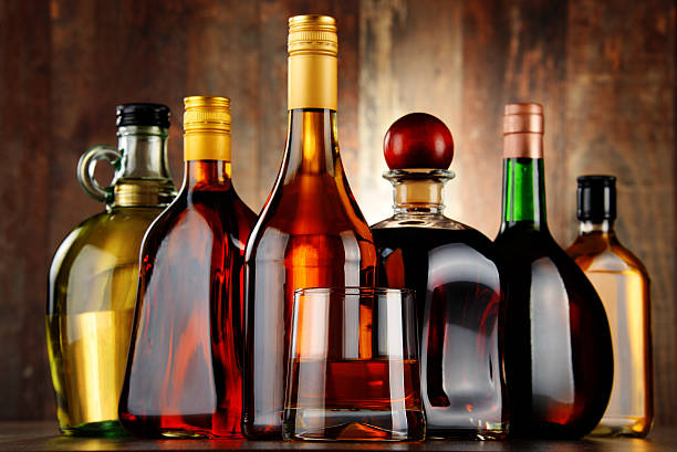 garrafas de variados bebidas alcoólicas - hard liquor imagens e fotografias de stock