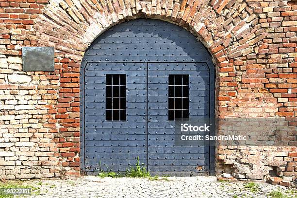 Antigua Puerta Gris Foto de stock y más banco de imágenes de Anticuado - Anticuado, Antigualla, Antiguo