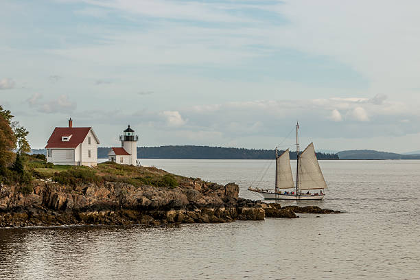 curtis ilha e schooner - new england camden maine lighthouse maine imagens e fotografias de stock
