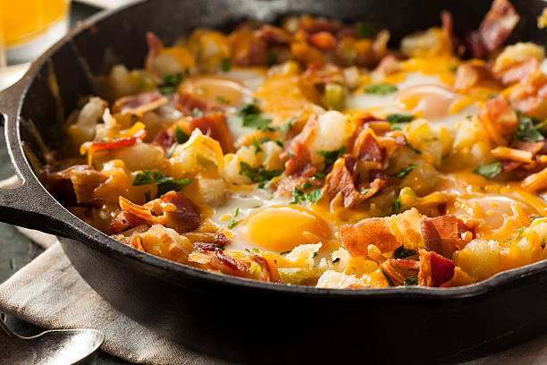 홈메이트 푸짐한 스킬렛 조식 제공, 감자, 베이컨 - scrambled eggs hash brown prepared potato eggs 뉴스 사진 이미지