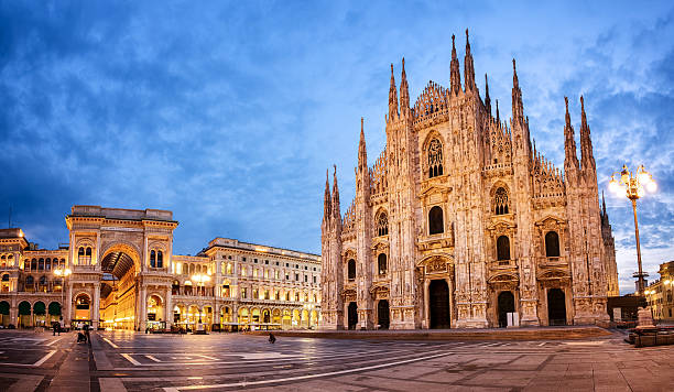 catedral de milão, itália - gothic style fotos imagens e fotografias de stock
