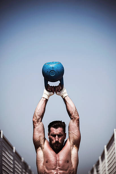 crossfit 워크아웃용 - dumbbell close up human muscle sports and fitness 뉴스 사진 이미지