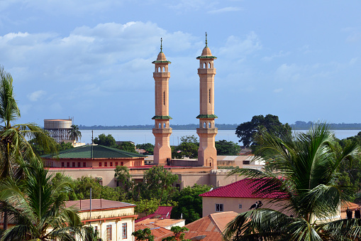 Banjul, The Gambia: minarets, roof-tops and the river - King Fahad mosque (Great Mosque, Jammeh Mosque) - accommodates 6000 worshippers - Sunni mosque - Box Bar Road, former Wallace Cole Road - photo by M.Torres