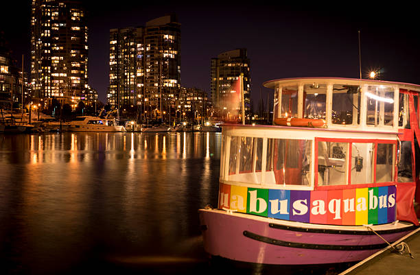 Vancouver Aquabus por la noche - foto de stock