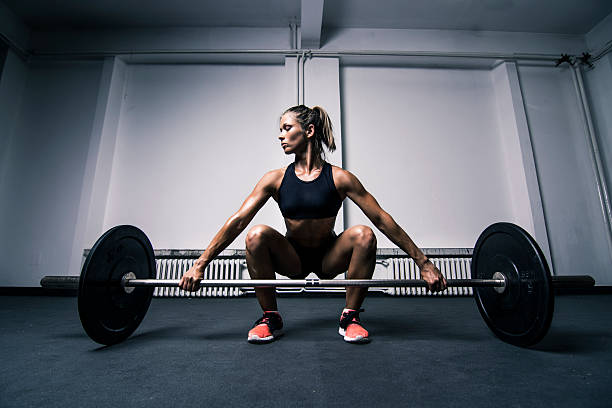 o treinamento - crouching barbell weightlifting weight training - fotografias e filmes do acervo