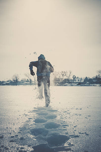 hombre corriendo con snowshoes en invierno - winter snowshoeing running snowshoe fotografías e imágenes de stock