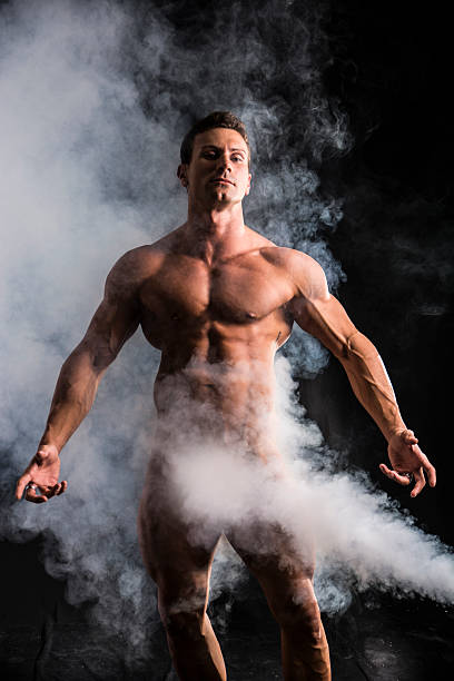 totalmente naked macho bodybuilder con humo esconden genitales - human muscle body building exercising black and white fotografías e imágenes de stock