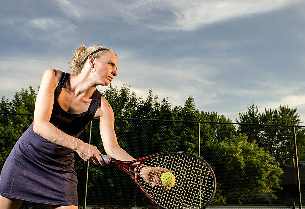 hembra de tenis - let deporte de raqueta fotografías e imágenes de stock