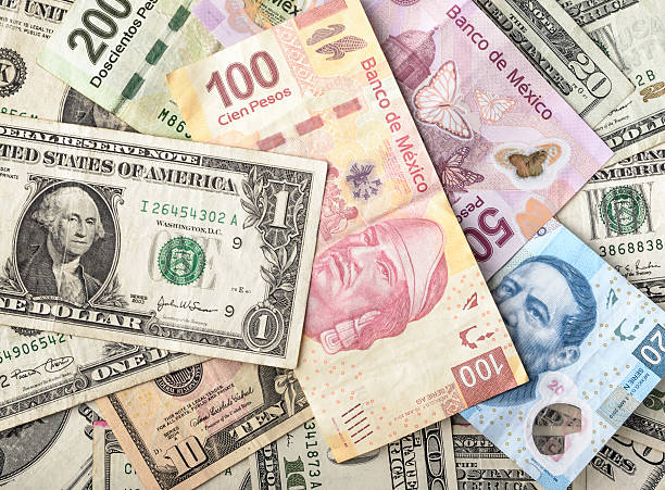 dólar y pesos mexicanos facturas - mexican currency fotografías e imágenes de stock