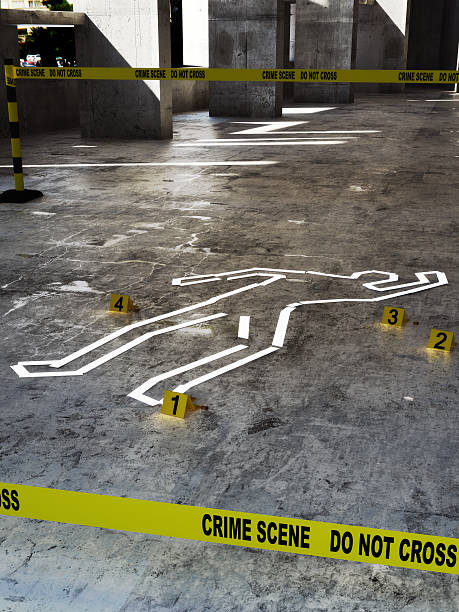 cena do crime plano aproximado - crime scene chalk outline crime murder imagens e fotografias de stock