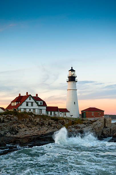 onde si infrangono al faro di portland head - lighthouse maine portland maine scenics foto e immagini stock